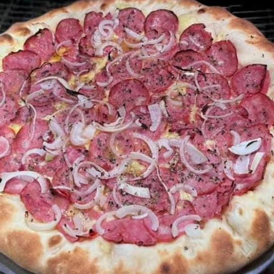molho, mussarela, calabresa, cebola e oregano