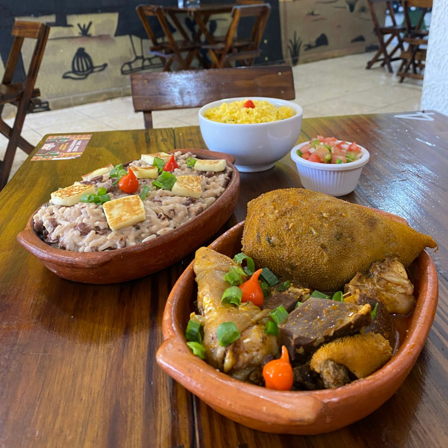 buchada, baião cremoso ,farofa de cuscuz e vinagrete