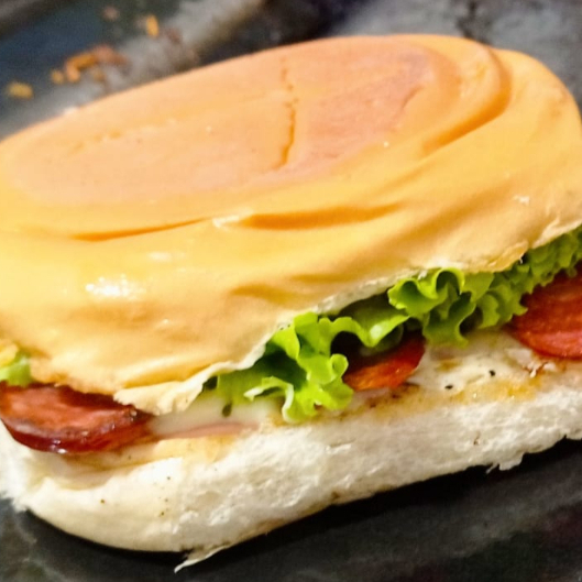 Escolha entre,bacon, frango ou calabresa, hambuguer industrial 56g, maionese industrial dajuda, ,queijo, presunto, alface, tomate