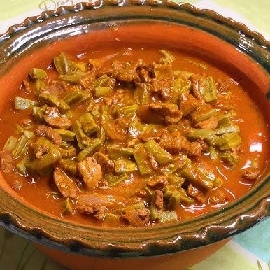 Bistec con nopales y frijoles