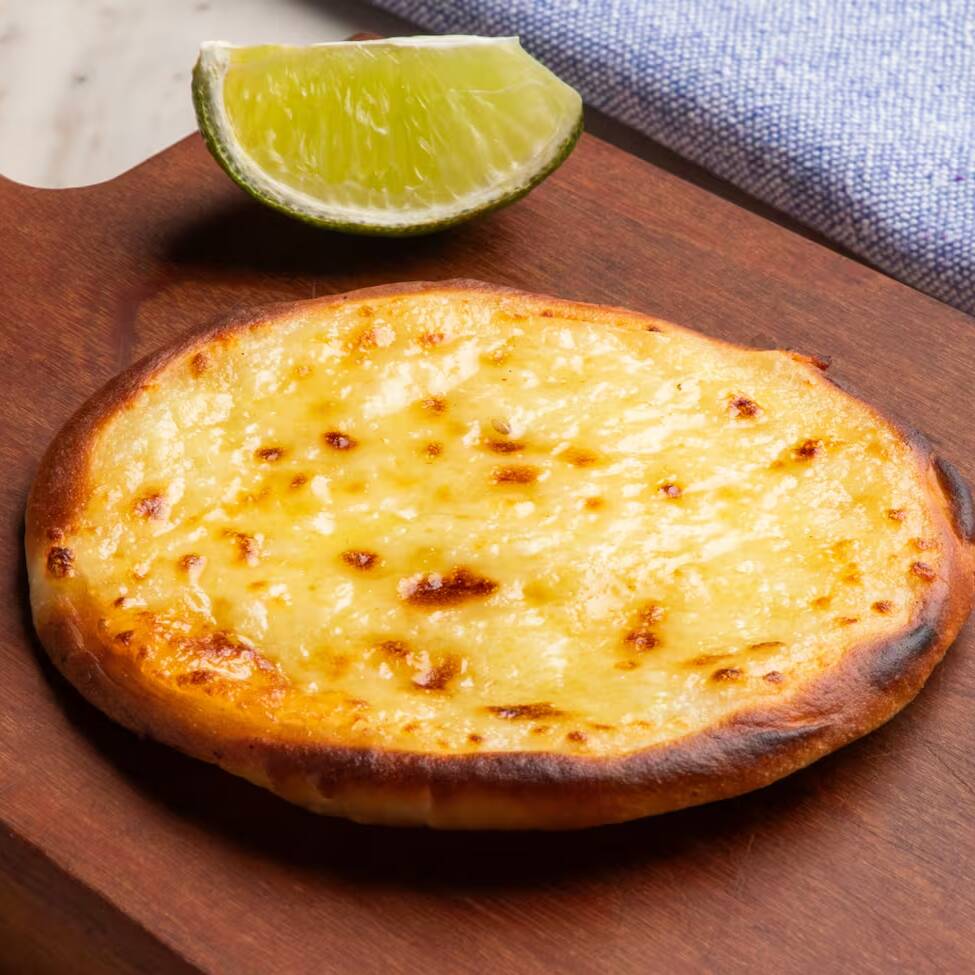 Esfiha aberta artesanal, coberta com nosso blend de queijos. Uma opção clássica e irresistível para quem ama esfiha de queijo.
