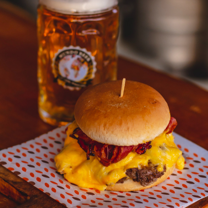 Pão brioche, três smash burguers, geleia de pimenta c/ gorgonzola. Acompanha fritas