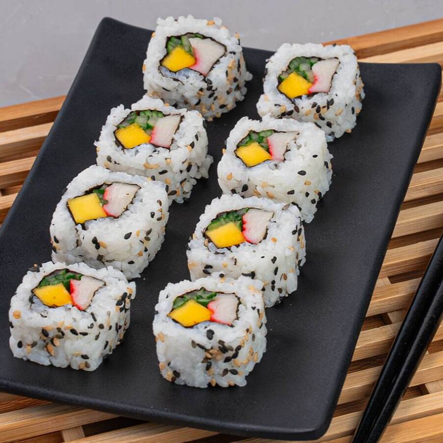 Uramaki com manga, pepino, kani e gergelim (8und.)