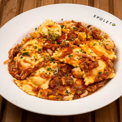 200g dos nossos deliciosos raviólis (carne, presunto e queijo, ricota, queijos, frango, camarão com requeijão, carne seca com requeijão e mozzarella de búfala) + 2 conchas de molho + 8 ingredientes a escolher.