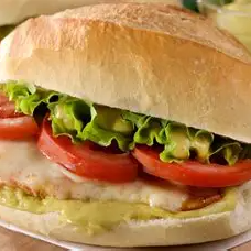 Uma combinação irresistível! Nosso filé de frango grelhado no ponto certo é servido no pão francês macio, com uma camada generosa de queijo derretido, garantindo cremosidade e sabor marcante. Para completar, acompanha batata frita crocante. Ingredientes: • Pão pão francês, levemente amanteigado; • Filé de frango suculento, grelhado na chapa; • Camada generosa de queijo derretido; • Batata fri