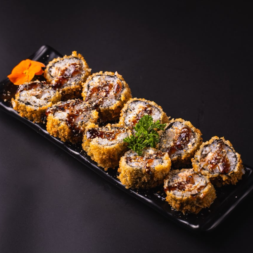 10 peças - Hot Filadélfia: arroz e alga nori recheados com salmão fresco e cream cheese cremoso, empanados na farinha panko e fritos até ficarem dourados e super crocantes. Finalizados com molho tarê levemente adocicado, trazendo um sabor irresistível em cada peça! 🍣✨