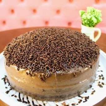 Massa especial de chocolate 50% meio molhadinha com recheio e cobertura de brigadeiro mole.