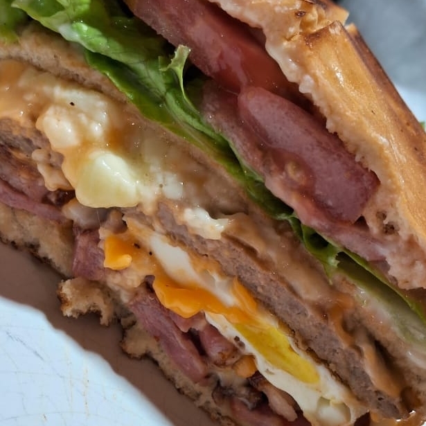 PÃO, HAMBÚRGUER, OVO, QUEIJO, ALFACE, TOMATE, CALABRESA, BACON, CHEDDAR, MUSSARELA, MOSTARDA, KETCHUP, REQUEIJÃO.