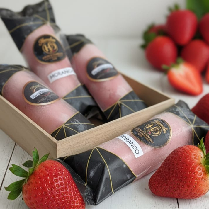 Combate ao calor com sucesso! Nosso Geladinho Gourmet de Morango é a dose de refrescância que o seu Dia pede. ️️ sobremesa gelada! Utilizamos a fruta de verdade no nosso recheio para garantir um sabor autêntico. É maravilhosamente cremoso, super refrescante, Uma explosão de morango que derrete na boca.------------------------------tags------------------------------------------delicioso, refrescante, 0800, entrega rápida, desconto, promoção, confeitaria, morango fresquinho, Ninho