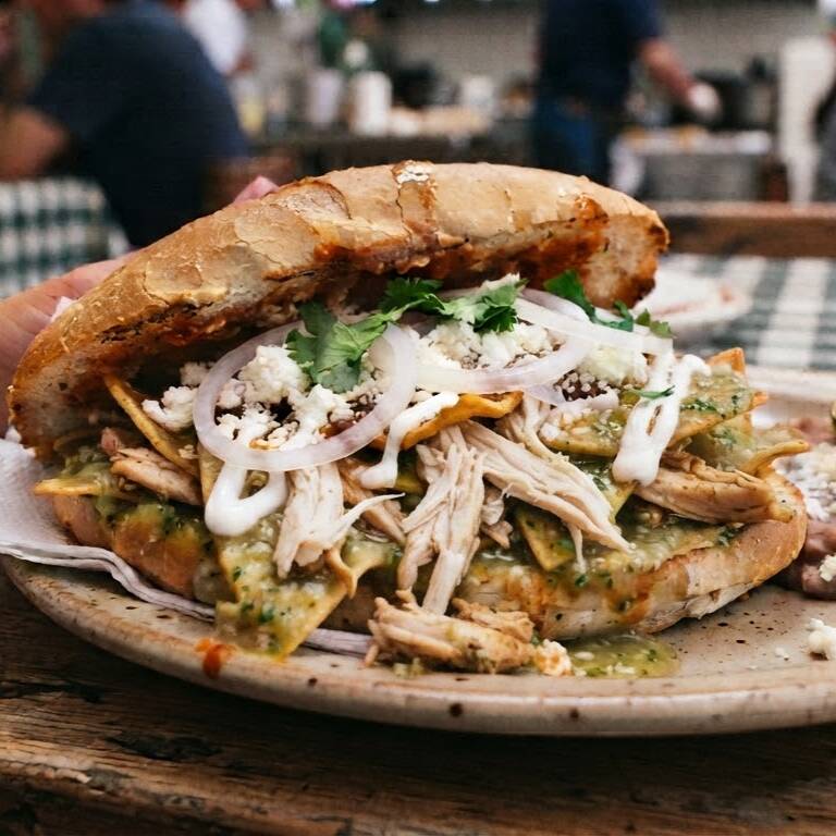 Torta de Chilaquiles con Pollo Deshebrado