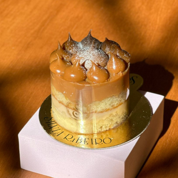 Massa de baunilha bem fofinha, recheado com doce de leite e brigadeiro de Ninho. Em média 220g. Obs. 1: não alteramos nenhum produto ou retiramos/adicionamos ingrediente. Obs. 2: produto de consumo imediato. Obs. 3: alguns produtos podem vir com vencimento do mesmo Dia.