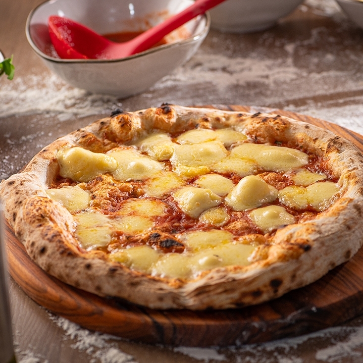 Massa de fermentação natural, molho tomate artesanal, mussarela, provolone e catupiry