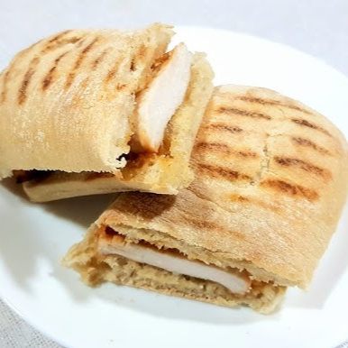 PÃO FRANCÊS E FILÉ DE FRANGO