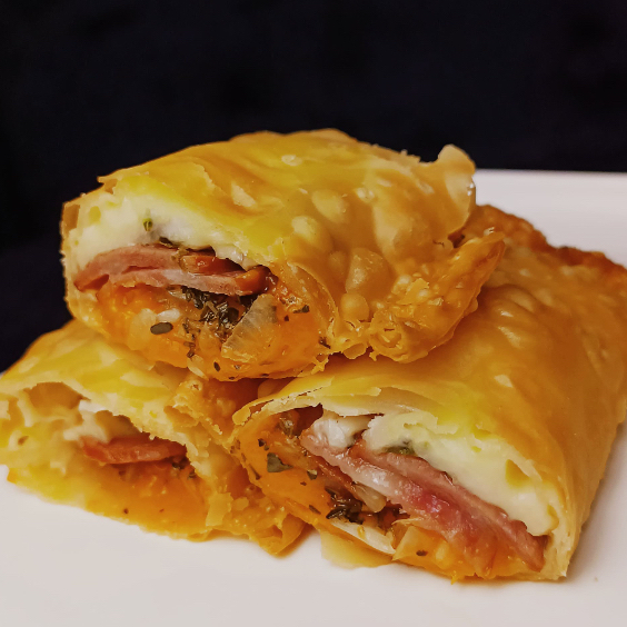 DELICIOSA CALABRESA FATIADA COM QUEIJO,OREGANO,CEBOLA E CHEDDAR