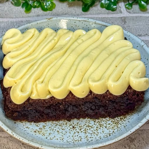 Uma combinação que conquista à primeira colherada: brownie artesanal de chocolate, intercalado com um delicado brigadeiro de Leite Ninho, formando camadas de sabor e cremosidade na medida certa. Uma sobremesa feita para transformar qualquer momento em uma experiência inesquecível.