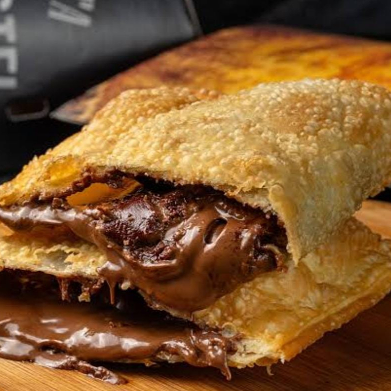 Pastel crocante e recheado com delicioso chocolate cremoso! 😋 Uma explosão de sabor doce em cada mordida — perfeito pra quem ama uma sobremesa quentinha e irresistível.