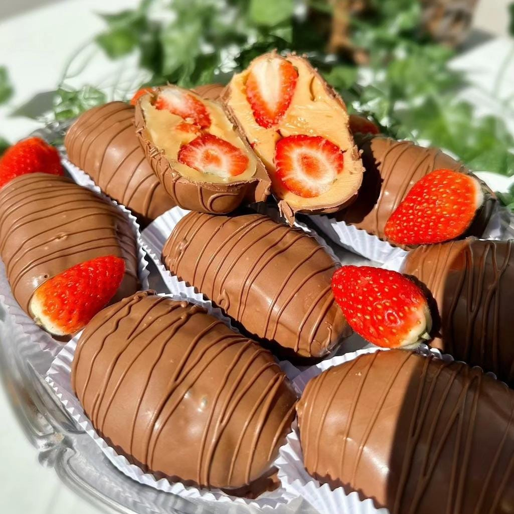 Bombom de morango com brigadeiro branco e banhado no chocolate.