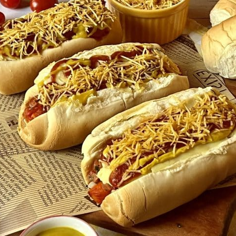 Pão de hot dog, salsicha ao molho bem temperadinho, ketchup, maionese , purê e batata palha (enviada separada)