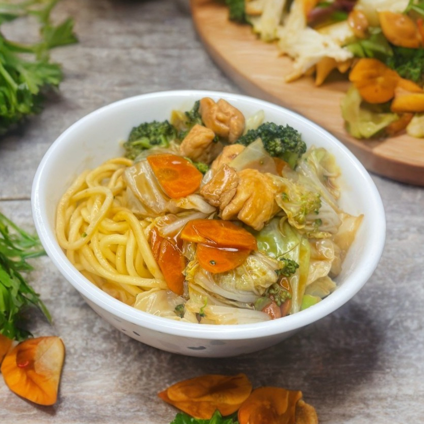 Macarrão oriental, carne de frango, acelga, repolho, cenoura e molho especial. Peso aproximado : 550g