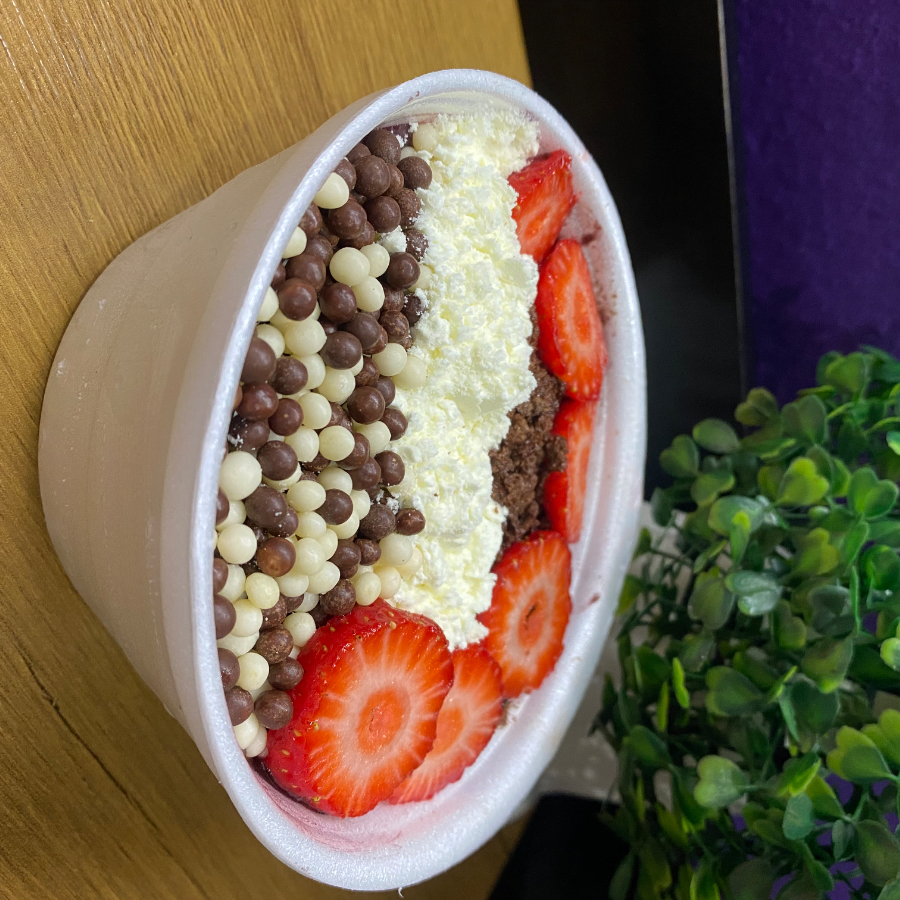 Açaí cremoso delicioso com adicionais grátis .