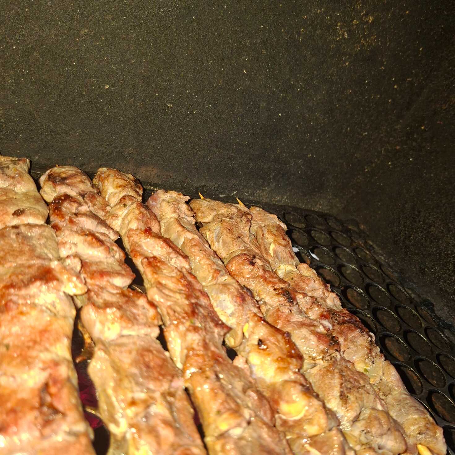 Espetinho De Alcatra — 100 G De Sabor Na Brasa! Alcatra de verdade, no espeto e na brasa. ️ São 100 g de alcatra bovina, selecionada para entregar uma experiência especial: carne macia, suculenta e dourada por fora, com aquele sabor irresistível de churrasco que abre o apetite só pelo aroma. Cada espetinho é preparado para valorizar o melhor da carne — corte nobre, tempero na medida e aquele toque defumado da brasa que faz toda a diferença. 100 g de alcatra bovina Assada na brasa Macia e suculenta ️ Sabor de churrasco de verdade Perfeito para matar a fome, acompanhar seus acompanhamentos favoritos ou simplesmente transformar um Dia comum em um momento delicioso. Uma mordida e você vai entender: alcatra boa merece respeito — e brasa! Peça agora e deixe o sabor chegar até você.