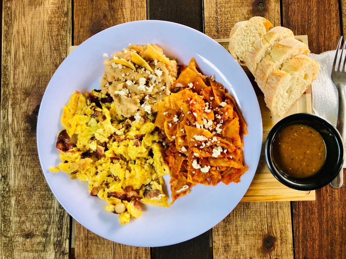 Huevos Estrellados con Chilaquiles y Frijol