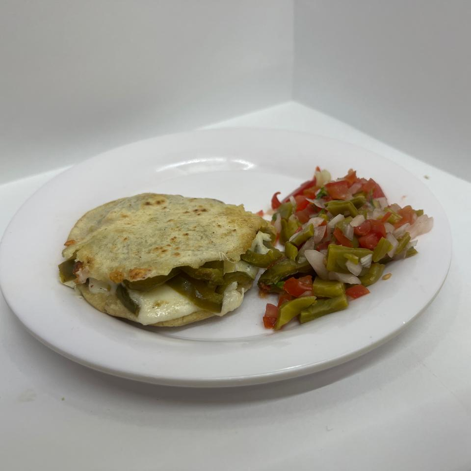 Gordita de Rajas con Queso