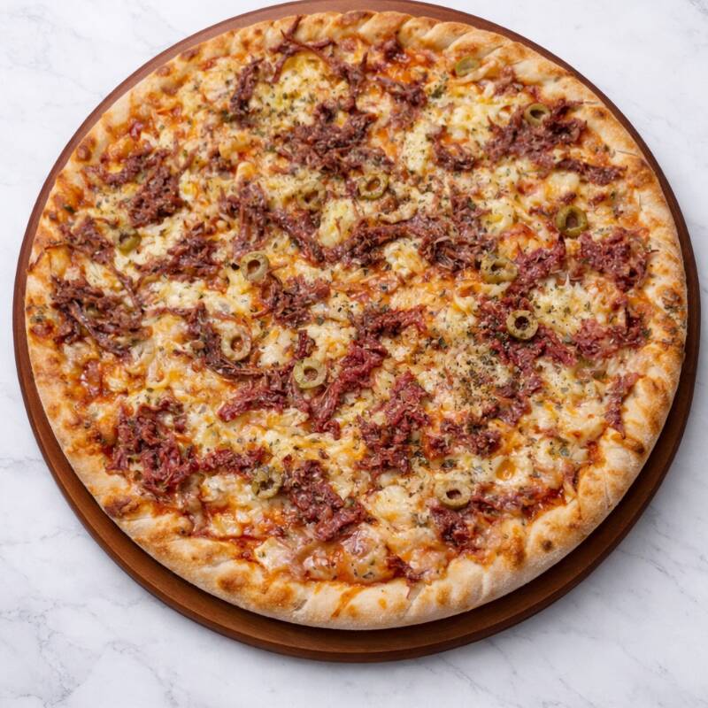 Molho de tomate, queijo mussarela, charque, cebola, oregano e azeitonas.