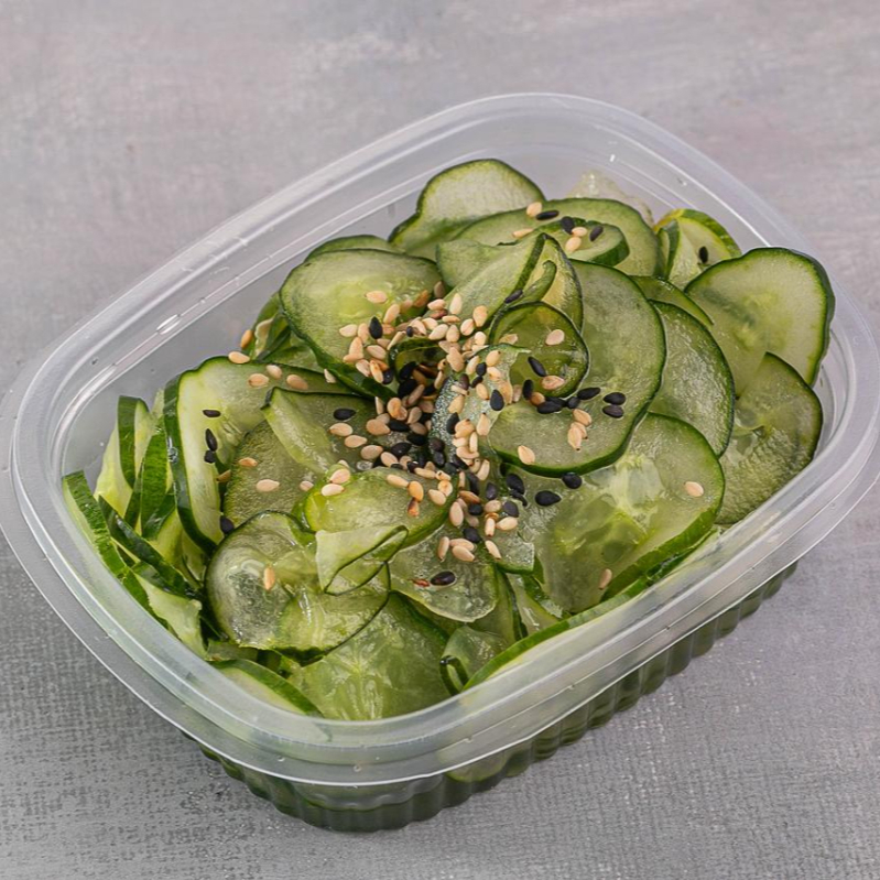 Fatias finas de pepino vinagre e gergilim.