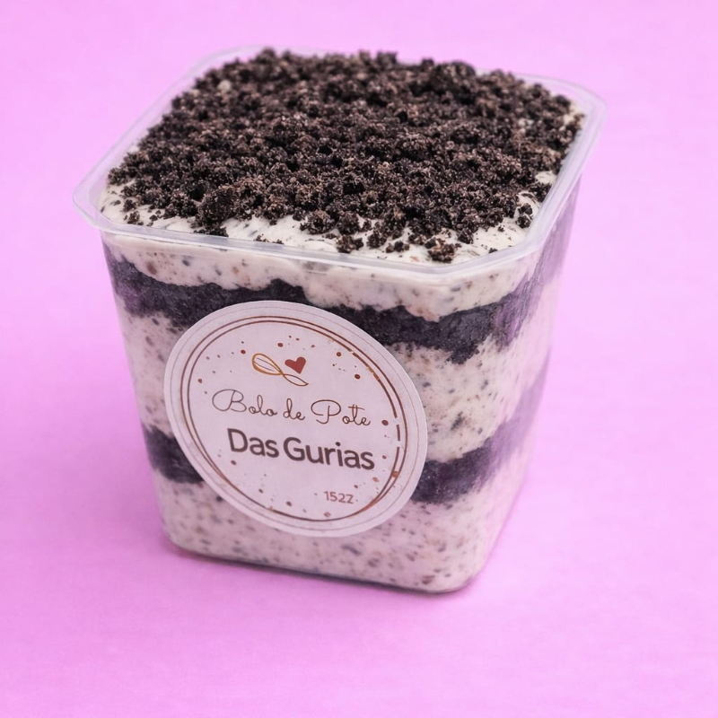 Este é um encantador Bolo Oreo, a estrela da nossa categoria 'Bolo de Pote'. Consiste em uma massa suave, leve e delicadamente branca, que abraça o recheio. O verdadeiro protagonista é o recheio de Oreo, trazendo um sabor inesquecível e autêntico. Este recheio, feito com o famoso biscoito Oreo, adiciona uma textura irresistível e uma doçura equilibrada. Cada mordida deste bolo é uma experiência deliciosa, rica e satisfatória. Um deleite perfeito para os amantes de Oreo!
