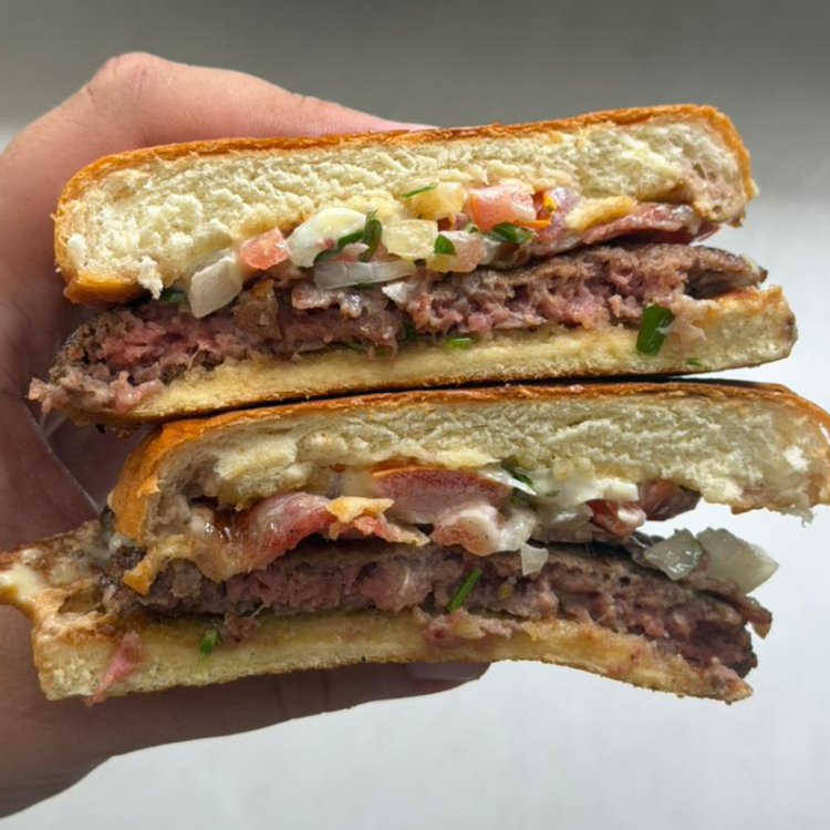 Burger, bacon bovino, aioli e vinagrete, servido no pão de hambúrguer.