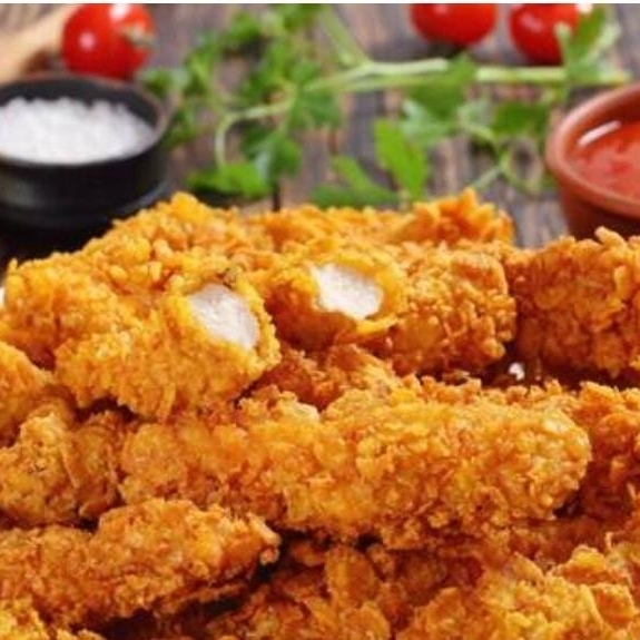 Frango crocante, Feijão, macarrão, salada de maionese, farofa e macaxeira