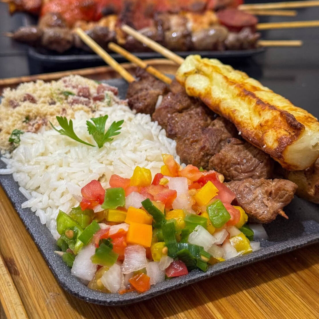 2 Espetos + farofa + salada vinagrete