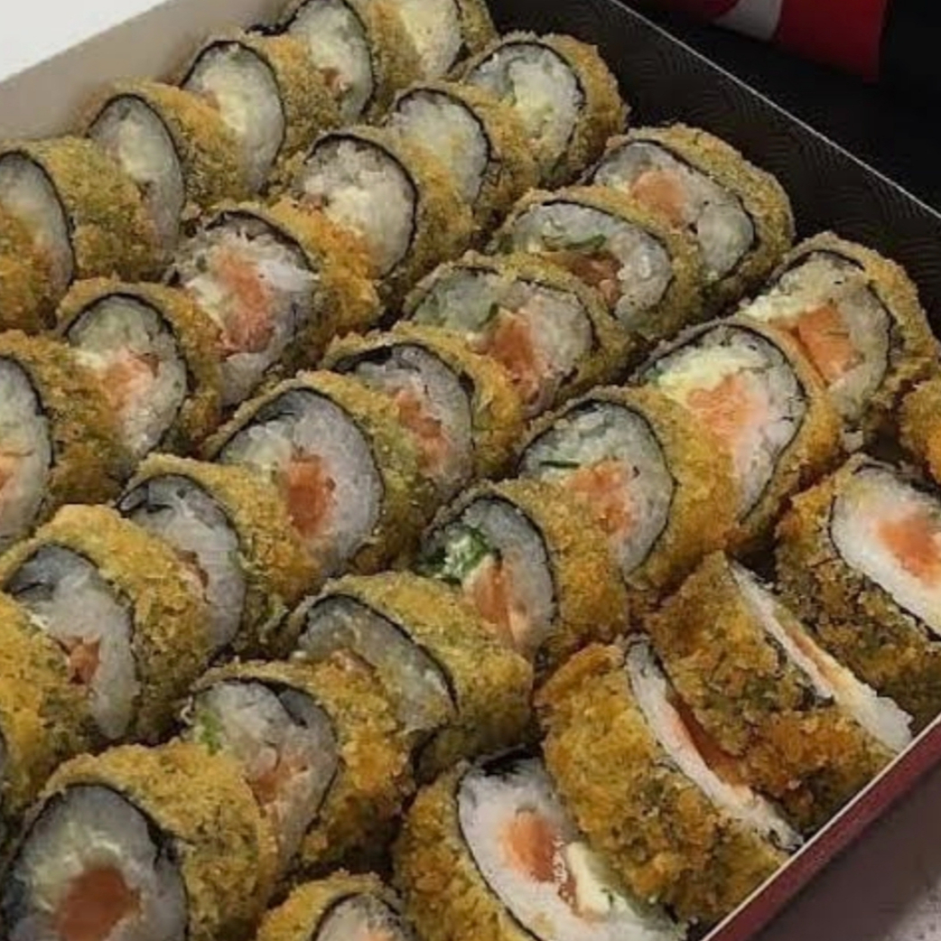 Sushi frito, recheado com pastinha de salmão, creme chese