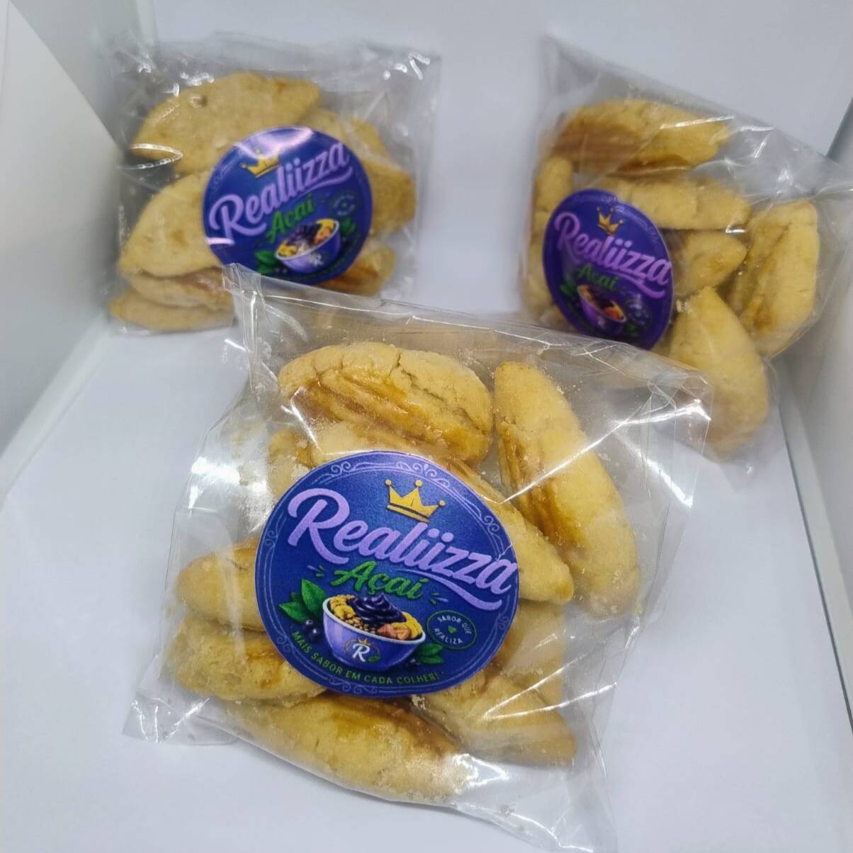 Salgadinho de Queijo — 100g
Crocante, saboroso e com aquele irresistível gostinho de queijo! Perfeito para matar a fome, acompanhar sua bebida ou simplesmente saborear a qualquer hora do dia.