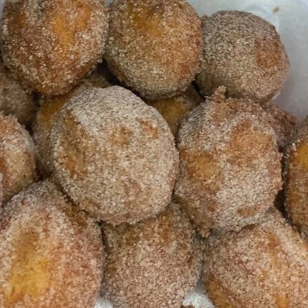 Deliciosos mini churros de 20g cada, feitos com todo carinho e crocância. Experimente nossos sabores irresistíveis de doce de leite chocolate e Goiabada, perfeitos para adoçar seu Dia. Uma opção de sobremesa que vai te surpreender com seu sabor único. Peça já os nossos 100 Mini Churros e deixe-se levar por essa explosão de prazer!