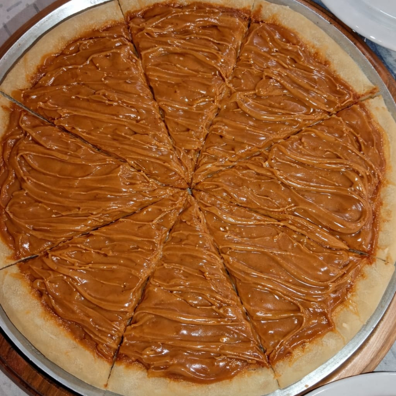 Massa fina, mussarela e doce de leite cremoso.