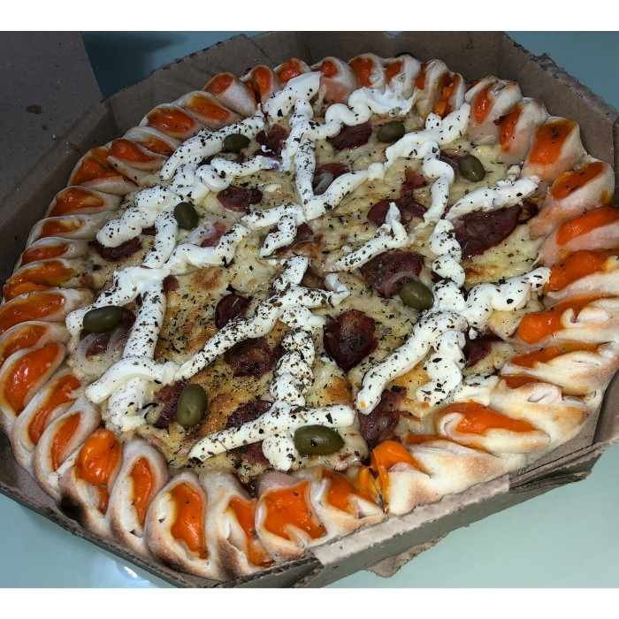 Molho Italiano Especial, Mussarela Premium Argentina, Calabresa, Cream Cheese, Orégano, Azeitonas, Bordas Com Cheddar. (Muito Recheio)