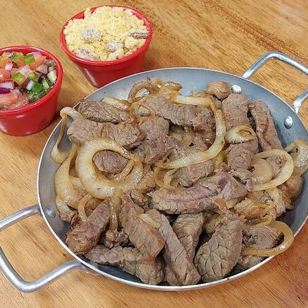 Deliciosas iscas de alcatras aceboladas. Acompanha molho a campanha e farofa.