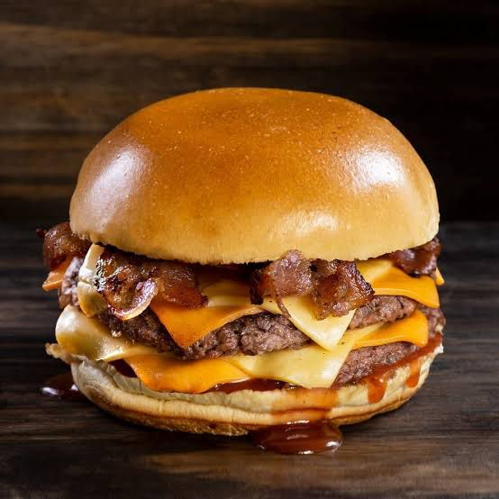 Pão selado na manteiga, 2 carnes bovinas de 55g, bacon crocante, cheddar, molho barbecue e salada.