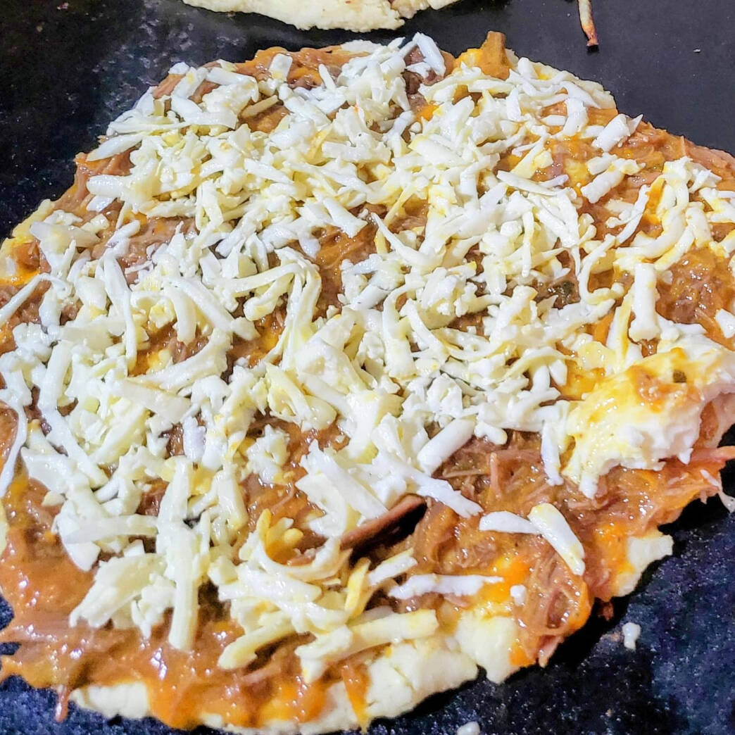 Tortilla Alineada Con Queso Y Carne Mechada