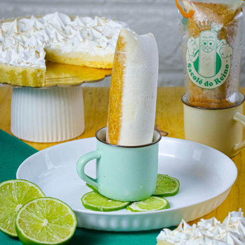 Feito com um creme à base de leite condensado e creme de leite, enriquecido com suco e raspas de limão fresco, além de uma camada de biscoito, trazendo a textura característica da torta original.
