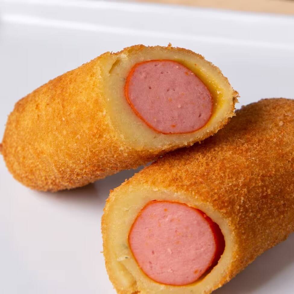 Salgado frito a base de trigo recheado com uma salsicha completa
