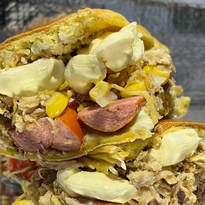 pão de 20cm,2 salsicha perdigão,cebola,tomate,milho,frango desfiado,catupiry e maionese caseira