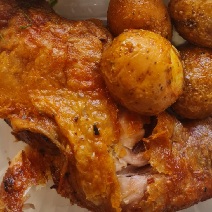 Coxa e sobrecoxa DELICIOSA + batata ( média de 6 bolinhas) + Farofinha 30g