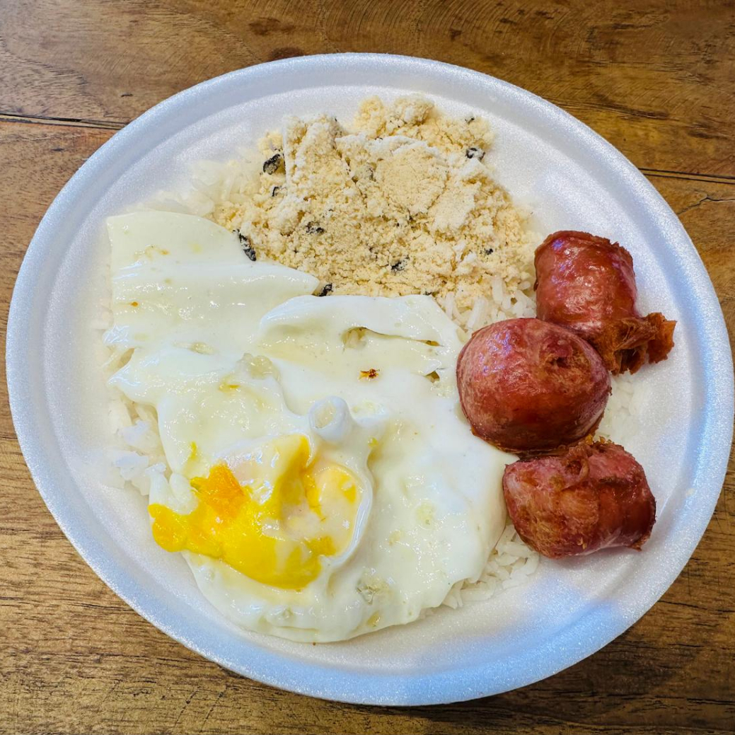 arroz,feijão,farofa ,ovo e linguiça