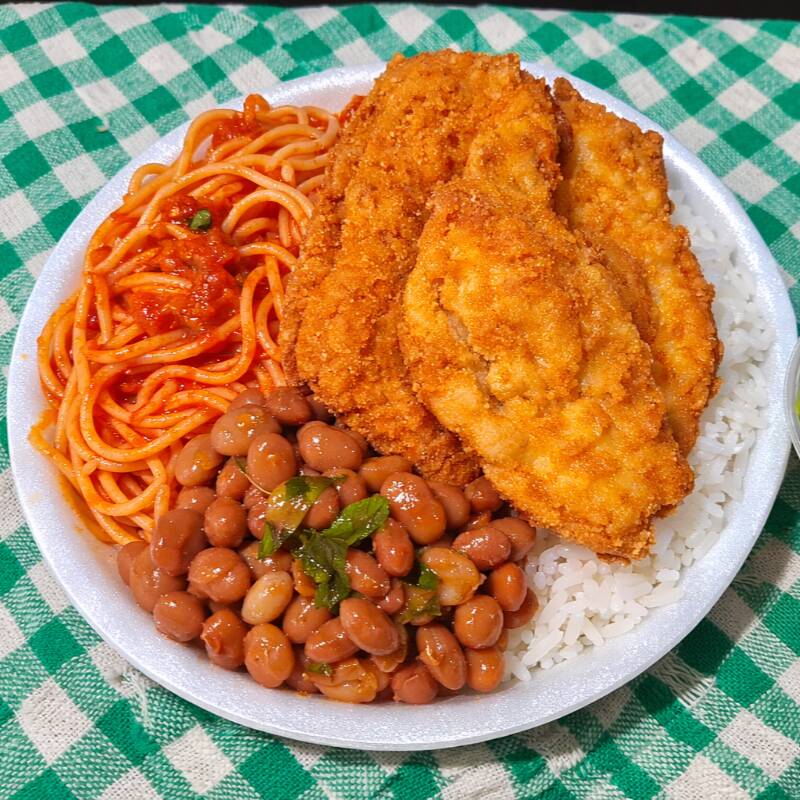 acompanha arroz, feijão ,file de frango crocante, macarrão com ao molho, saladinha