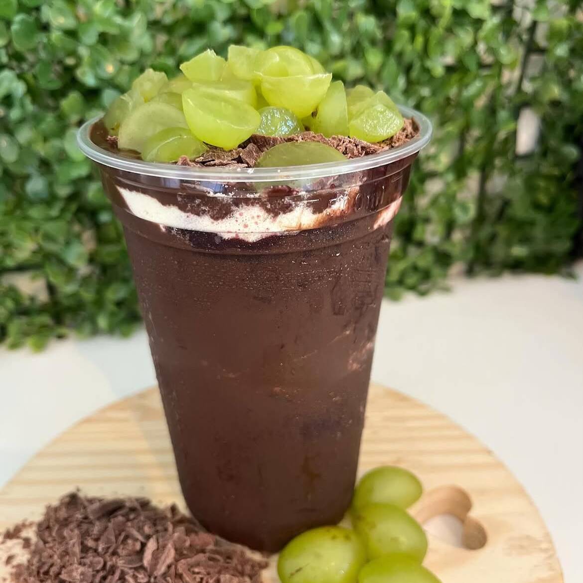A combinação perfeita que você sempre quis: nosso Açaí ultra cremoso, recheado com camadas generosas de Nutella, Leite Ninho e o toque crocante do Ovomaltine, finalizado com uva fresquinhos e leite condensado. É impossível comer um só! Itens Incluso: Açai , Leite condesado , Ovomaltine , Leite em pó , uva , Nutella