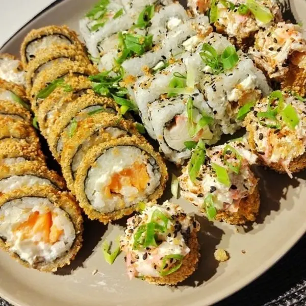 6 unidades cariocas de camarão 6 unidades de uramakis de camarão e 2 peças de hotball