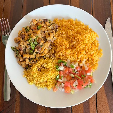 Feijão macassar, arroz carioca, charque frita, farofa e vinagrete